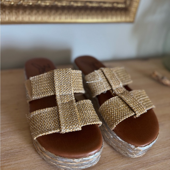 Zodiac Gold Espadrilles with Woven Texture - Picture 4 of 9